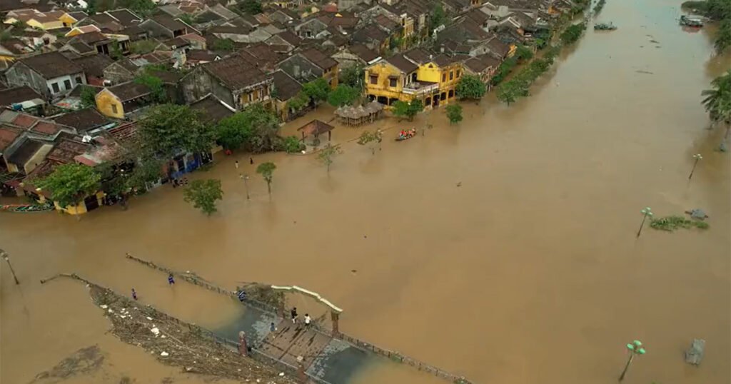 “Grad poplavljen, voda raste brzo”: Hiljade kuća pod vodom nakon obilnih kiša