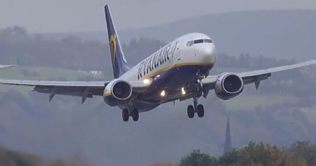 Snimljena borba Ryanairovog aviona s olujom, nije mogao sletjeti
