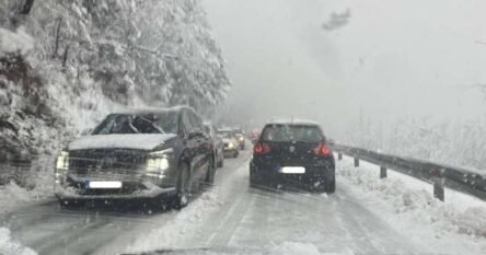 Zbog snijega koji je padao tokom noći usporen saobraćaj na putevima u BiH