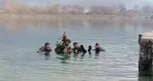 Ronioci potopili okićeni bor u Mostarsko jezero