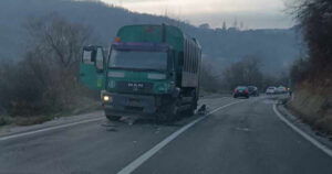 Jedna osoba poginula u teškoj nesreći, MUP: Sudarili su se kamion i automobil