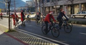 Tradicionalna biciklijada Djeda Mrazova u Mostaru, djeci dijelili poklone