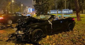 Skupocjeni BMW-e potpuno uništen: Bili na svadbi, pa se zabili u stub