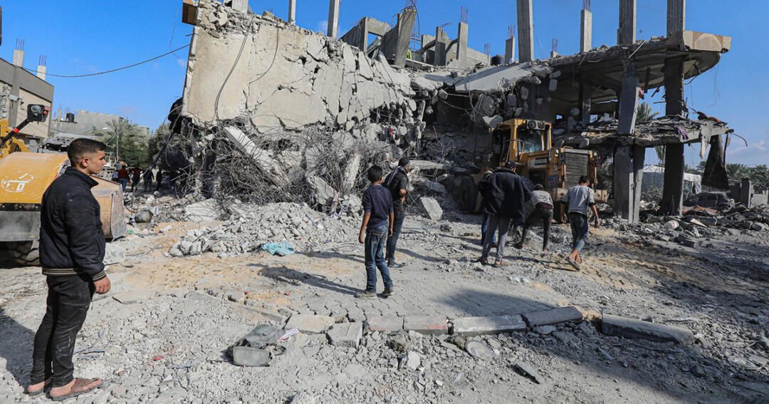Oštećena zgrada nakon izraelskih zračnih napada u središnjem gradu Pojasa Gaze Deir el-Balahu