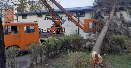 Olujni vjetar čupao drveće u Banjaluci, Sokolac ostao bez vode