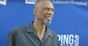 Kareem Abdul-Jabbar pao na koncertu i slomio kuk, čeka operaciju