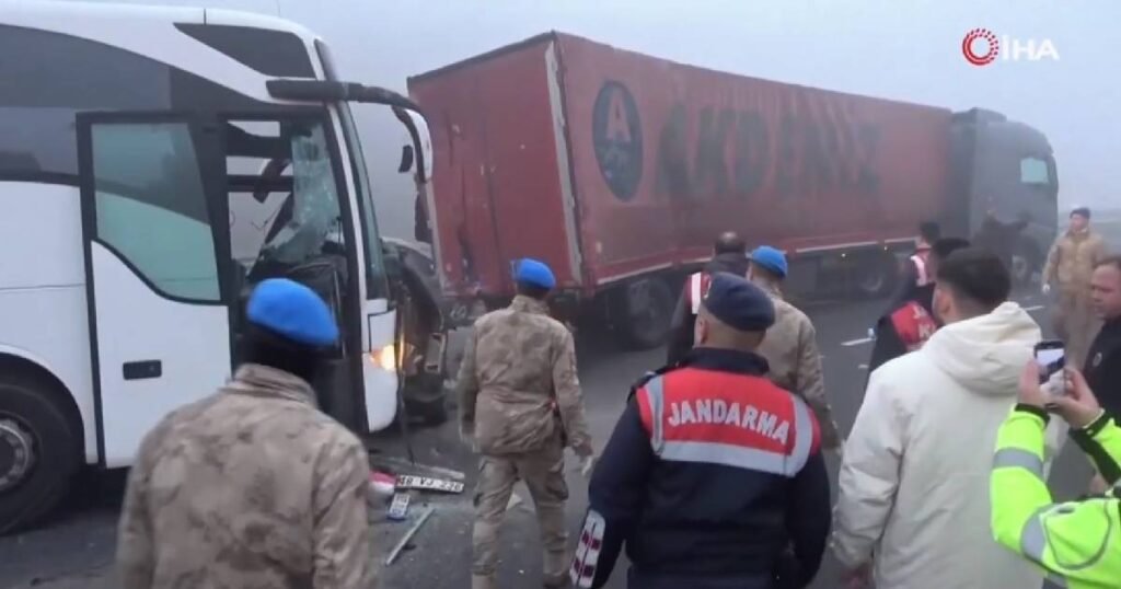 U teškoj saobraćajnoj nesreći u Turskoj deset poginulih i 59 povrijeđenih