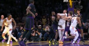 Lakersi izbacili Sunse, prljavi potez Jamesa u duelu protiv Nurkića