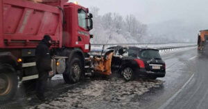 Težak sudar na autoputu u BiH: Grtalica “pokupila” putnički automobil