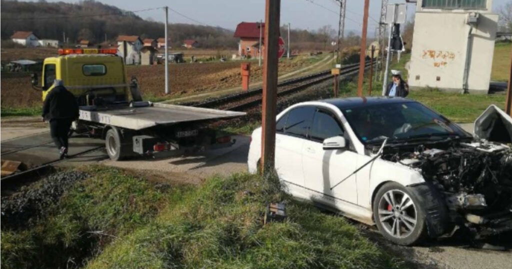 Voz ga udario na pružnom prelazu, vozač prošao bez ogrebotine