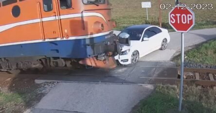 Vozač za dlaku izbjegao smrt: Željeznice objavile snimak udara voza u skupocjeni automobil