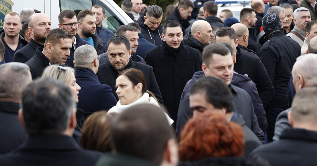 Dodika ispred Suda BiH, dočekale ga brojne pristalice SNSD-a. Ukazao se i Nešić