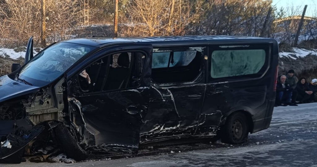 Kombijem s bh. tablicama bježao policiji u Hrvatskoj, udario stub pa policijski auto