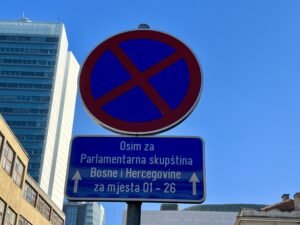 Dobro plaćeni bh. parlamentarci dobili besplatan parking u Sarajevu koji se uzima od građana!