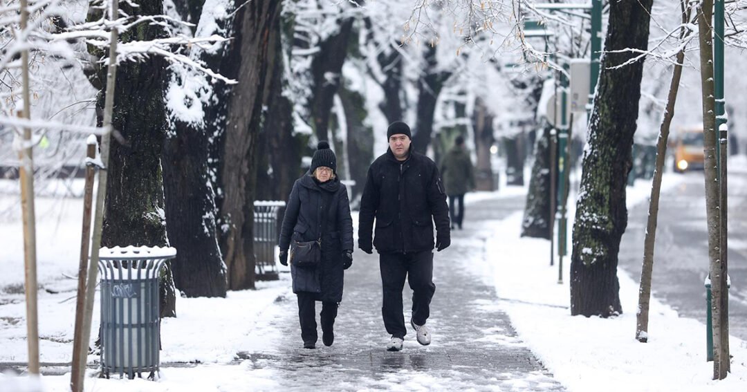 Prvi ovogodišnji snijeg zabijelio Vilsonovo šetalište u Sarajevu