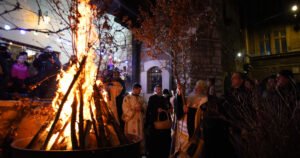 Vjernici prisustvovali paljenju Badnjaka u dvorištu Stare pravoslavne crkve u Sarajevu