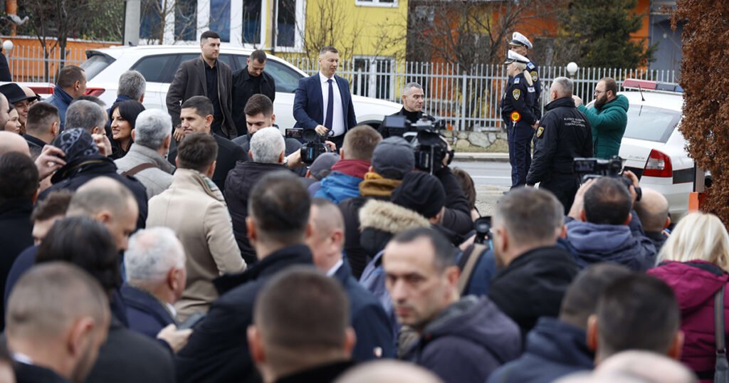 Dodika ispred Suda BiH, dočekale ga brojne pristalice SNSD-a. Ukazao se i Nešić