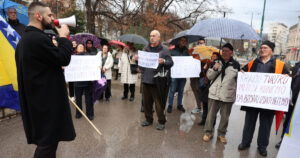 Malobrojni se odazvali na protest, kažu da mladi moraju braniti državu