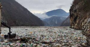 Drina ponovo prekrivena tonama smeća: Međudržavni problem godinama niko ne rješava