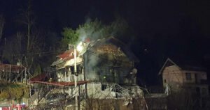 U eksploziji kuće u Sarajevu poginuo mladić (27), majka i otac povrijeđeni