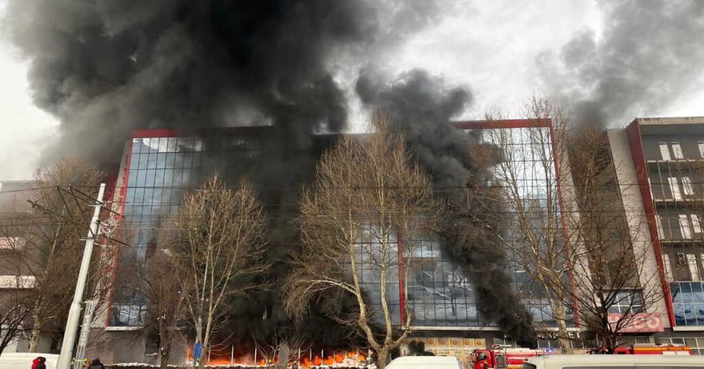 Drama u Sarajevu, požar zahvatio i centralnu zgradu u pijačnom kompleksu Heco
