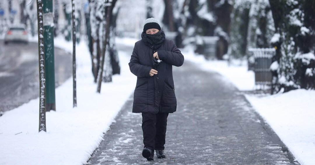 Prvi ovogodišnji snijeg zabijelio Vilsonovo šetalište u Sarajevu
