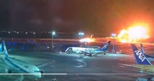 Zapalio se putnički avion u tokijskoj zračnoj luci