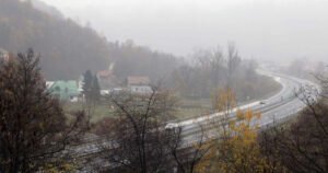 Upozorenje vozačima: Magla u kotlinama i uz riječne tokove, prijete i odroni