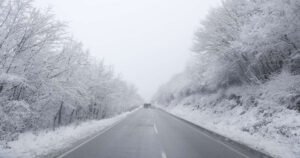 Snijeg i brojni odroni na pojedinim putnim pravcima stvaraju probleme vozačima