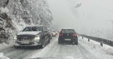 Snijeg pravi probleme vozačima u BiH, evo na kojim pravcima ga ima najviše