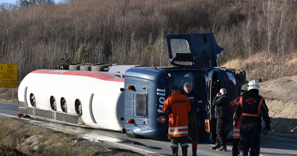 Prevrnula se cisterna s gorivom koje curi na cestu, saobraćaja obustavljen