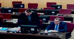 Snimak iz sudnice: Trenutak kada se Dodik “zaledio” od iznenađenja