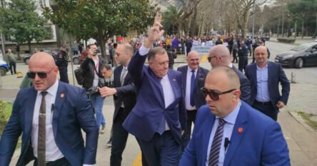 Građani Podgorice protestovali zbog posjete Dodika, on im pokazao tri prsta