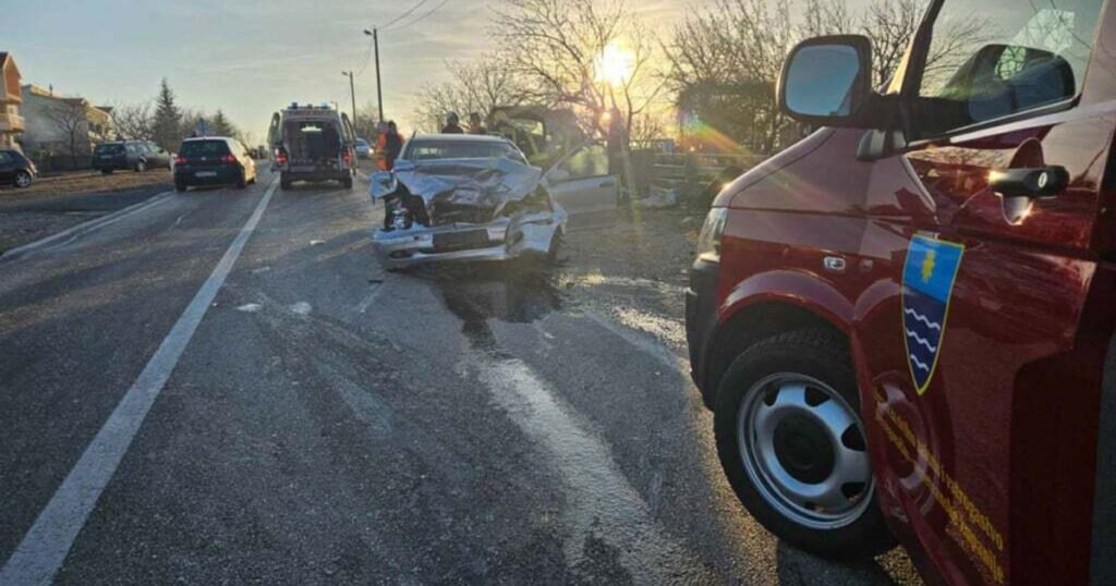 Vozač Golfa poginuo u sudaru s Mercedesom, Dvije osobe povrijeđene