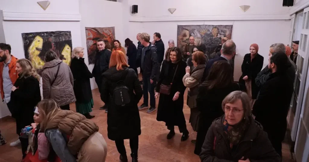 U Galeriji Preporod otvorena izložba ‘Sedam slika Srebrenice’