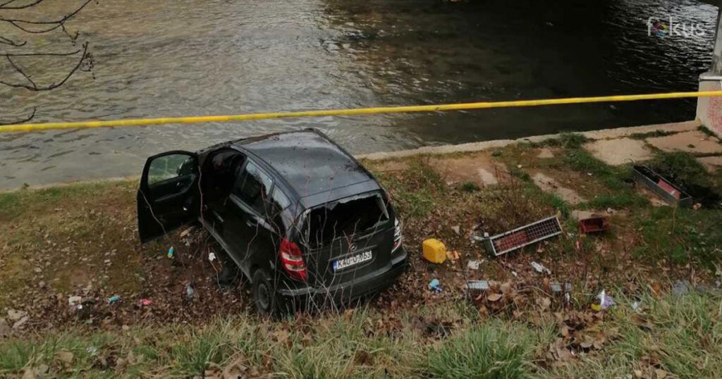 Automobil probio ogradu na mostu i završio u koritu Miljacke, materijalna šteta je velika