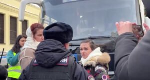 Žene ruskih vojnika se okupile ispred Putinovog izbornog štaba, policija odmah pohapsila novinare