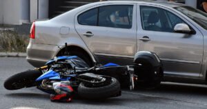 Mladić motociklom vozio slalom po cesti i poginuo