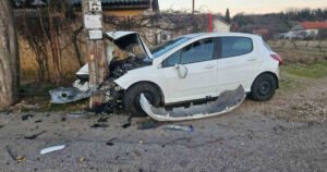 Nesreća na M-17: Vozač sletio s ceste i zabio se u stablo, auto potpuno uništen