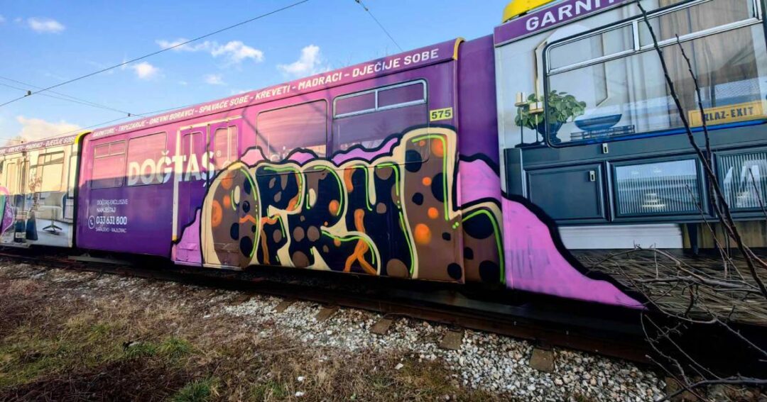 tramvaj grafit gras