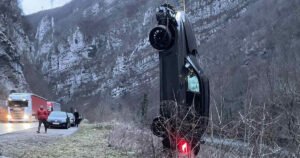 U kanjon Vrbasa sletio automobil u kojem je bio bračni par s troje djece