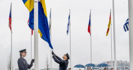 Zastava Švedske podignuta u sjedištu NATO-a