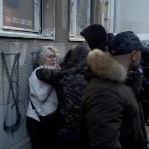 Aida bacala jaja na mural zločinca Ratka Mladića, sada će zbog toga u zatvor