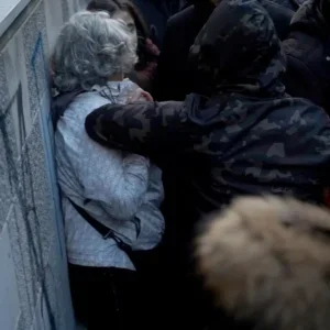 Aida bacala jaja na mural zločinca Ratka Mladića, sada će zbog toga u zatvor