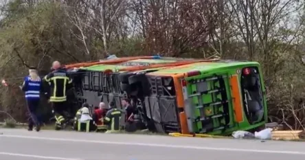 Pet mrtvih i desetine povrijeđenih: Vozači se tokom vožnje posvađali, autobus se prevrnuo!?