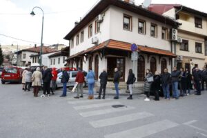 Sarajevo miriše na somune, prvi dan ramazana mnogi su čekali ispred pekara