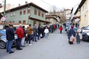 Sarajevo miriše na somune, prvi dan ramazana mnogi su čekali ispred pekara