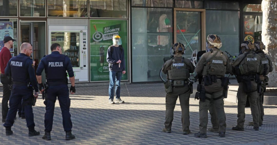 Ljubljana: Policija u centru grada onesposobila muškarca koji je uz sebe imao dva noža