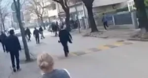 Huligani napali mladiće kod škole u Mostaru, jedan napadač prepoznat