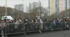 Počela sahrana Navaljnog: Mnoštvo ljudi u blizini crkve, jako policijsko osiguranje